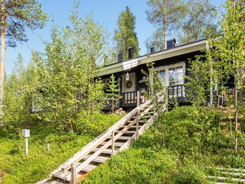 ユッラスヤルヴィにあるHoliday Home Lomaylläs f84 -palovaarankaarre 22a by Interhomeの階段を上った森の家