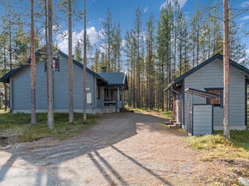 ein Haus im Wald mit Kieseinfahrt in der Unterkunft Holiday Home Nahila by Interhome in Äkäslompolo