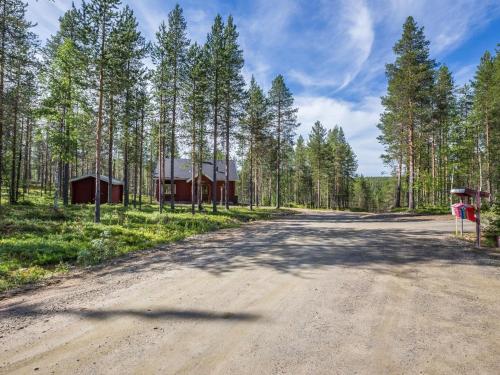 un camino vacío en un bosque con árboles en Holiday Home Lemmenlaakso by Interhome en Äkäslompolo
