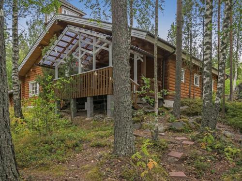 eine Blockhütte im Wald mit Bäumen in der Unterkunft Holiday Home Hiidenlinna by Interhome in Pitkälahti