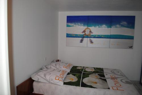 - une chambre avec un lit et 2 oreillers dans l'établissement Appartement Chantemerle, à Durtol