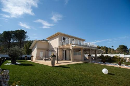 une maison avec une grande cour et une pelouse dans l'établissement Rainone Resort - San Marco di Castellabate, à Castellabate
