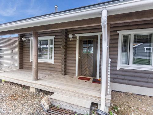 Casa con porche de madera con puerta en Holiday Home Ylläksen rinnemäki c by Interhome, en Ylläs