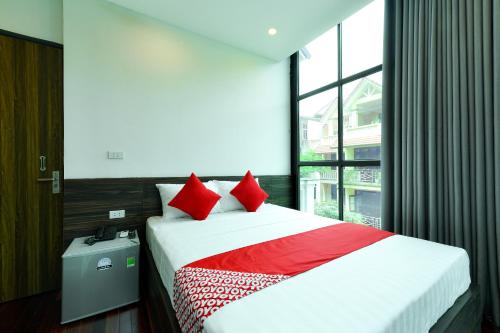 Giường trong phòng chung tại OYO 317 Kim Cuong Hotel 2