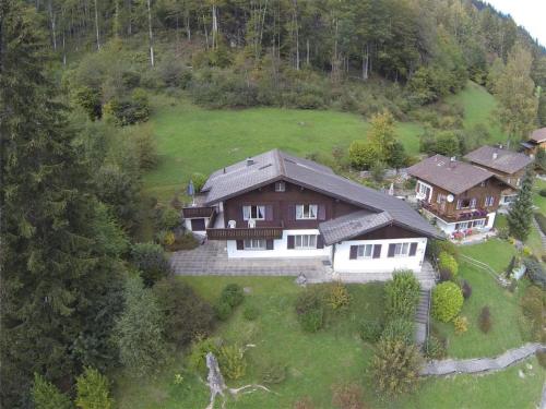 una vista aérea de una casa en una colina en Apartment Goldrose by Interhome en Zweisimmen