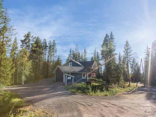 une maison sur le côté d'un chemin de terre dans l'établissement Holiday Home Ylläksen sirppikuu 2 by Interhome, à Ylläsjärvi