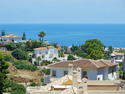 Santa Fe de los BolichesにあるHoliday Home Amapola by Interhomeの海を背景にした丘の上の家