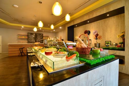 une ligne de buffet dans un restaurant avec de la nourriture dans l'établissement ibis Styles Kuala Lumpur Sri Damansara, à Petaling Jaya