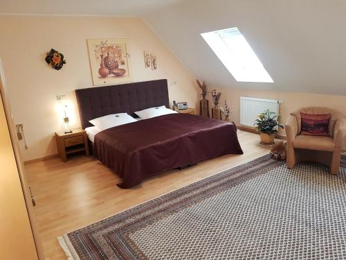 Een bed of bedden in een kamer bij Ferienhaus am Rheintor