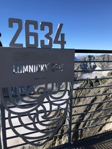 a sign for the lamini kx club on a snowy mountain at Wellness Villa Totina in Liptovský Mikuláš – Demänová