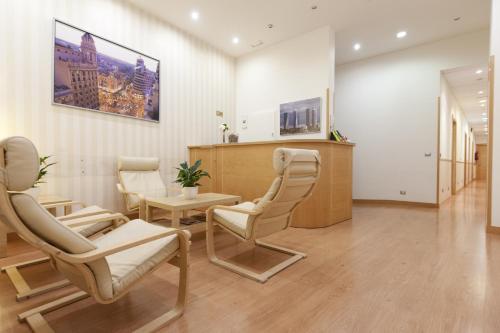 a waiting room with two chairs and a table at Hostal Abami II in Madrid