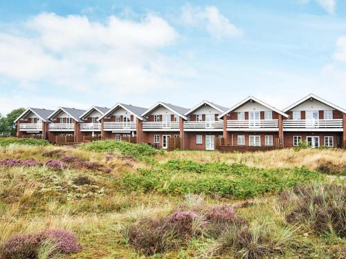 una fila de casas en la cima de una colina en 4 person holiday home in R m en Rømø Kirkeby