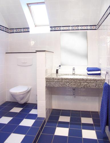a bathroom with a sink and a toilet at Ferien in Himmelpfort in Himmelpfort