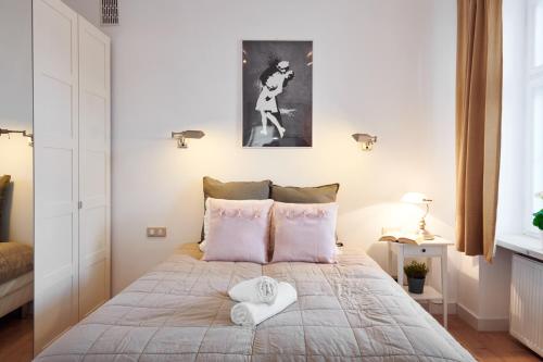 una camera da letto con un letto e due asciugamani di Apartments Górskiego Warsaw by Renters a Varsavia