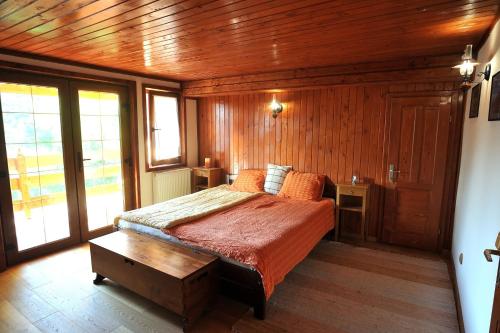 Posteľ alebo postele v izbe v ubytovaní Hillside Haven, private home next to the salt mine