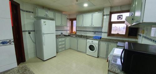 Kuchyň nebo kuchyňský kout v ubytování Ivory Hotel Apartments