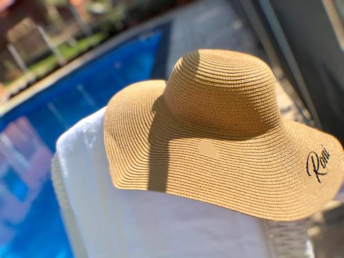 a straw hat sitting on top of a table at zimmer cigale in Odem