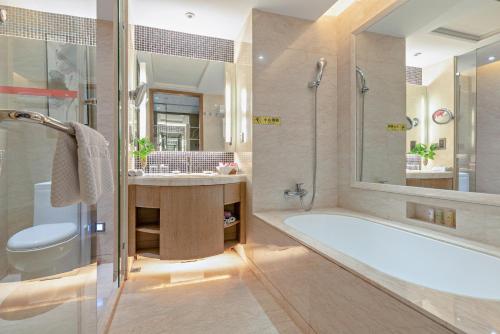 Guangzhou New Century Hotel tesisinde bir banyo