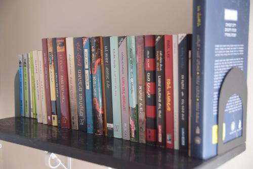 a shelf with a bunch of books on it at zimmer cigale in Odem