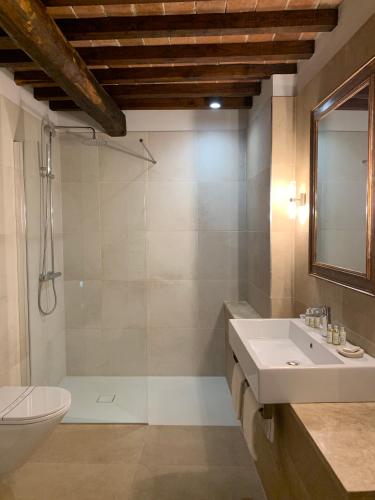 a bathroom with a sink and a toilet and a tub at Querceto Di Castellina in Castellina in Chianti