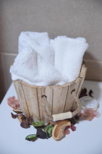 a basket filled with toilet paper on a table at zimmer cigale in Odem