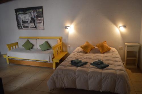 een slaapkamer met 2 bedden en handdoeken bij Lofts Las Margaritas in Mendoza