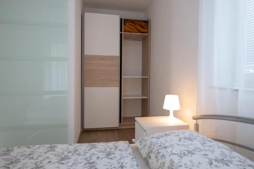 una camera da letto con armadio, letto e lampada di Sobe Meta a Brezje