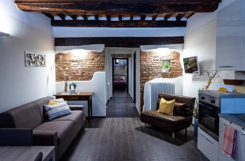 ein Wohnzimmer mit einem Sofa und einem Tisch in der Unterkunft Appartamento Da Lucia in Città della Pieve
