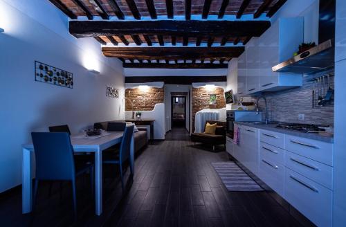 uma cozinha e sala de estar com mesa e cadeiras em Appartamento Da Lucia em Città della Pieve