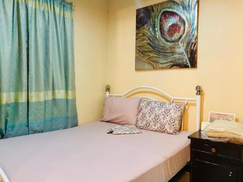 Säng eller sängar i ett rum på Luzville Residences -C9