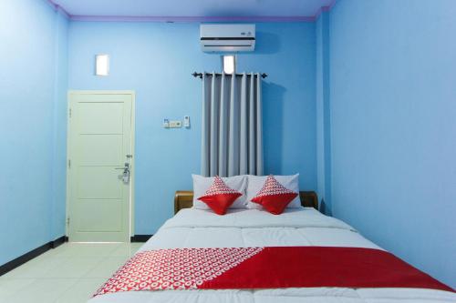 A bed or beds in a room at OYO 1291 Asipra House