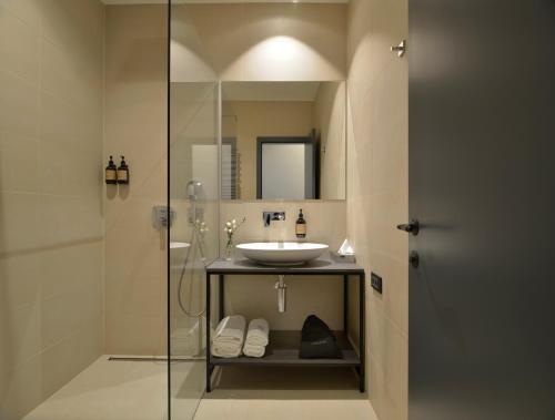 Ett badrum på Hotel Maribor & Garden Rooms