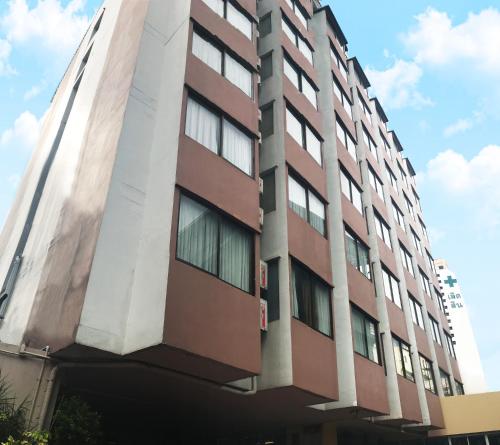 an apartment building in the city at Pas Cher Hotel de Bangkok in Bangkok