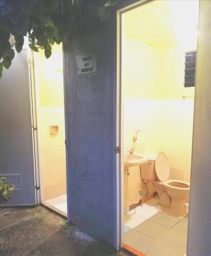 Un baño de Stay N Save B&B
