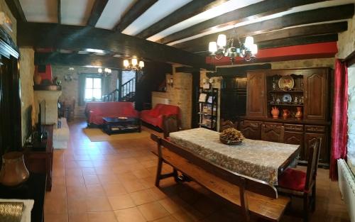 - une salle à manger avec une table et un canapé dans l'établissement Arkamo Atea, à Cárcamo