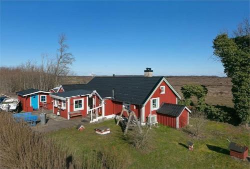 a row of houses on a grassy hill at Unikt läge med stora Alvaret som närmsta granne in Mörbylånga