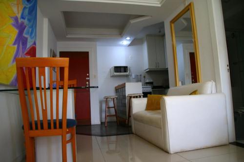 sala de estar con sofá y cocina en Apartamento Barra Summer Flat, en Salvador