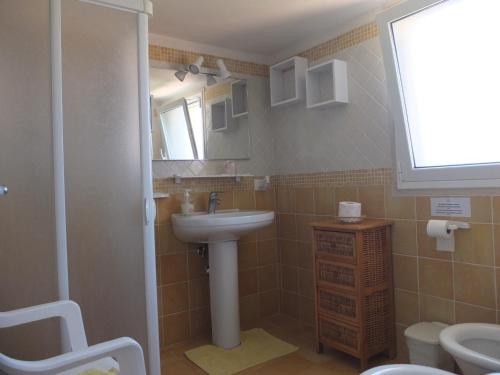 Koupelna v ubytování TRAVELLIVING - Casa Vacanze Villa Ida, Beachfront