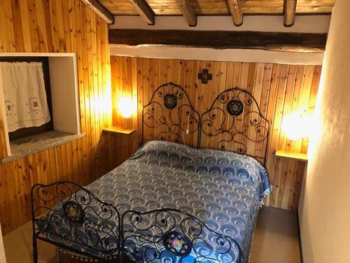 une chambre avec un lit dans une pièce en bois dans l'établissement Baita Agostina, à Gravedona