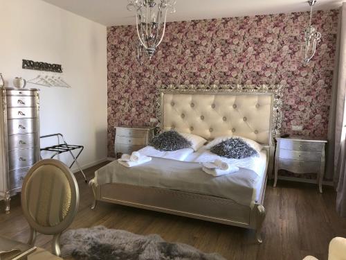 a bedroom with a bed with a pink wall at Boutique-Hotel „Altes Rathaus“ in Lahnstein