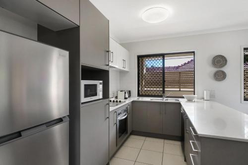 Una cocina o cocineta en Family-Size Duplex in Quiet Neighbourhood