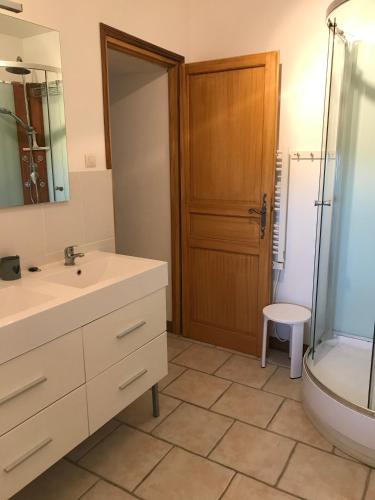 une salle de bain avec un lavabo, une douche et des toilettes dans l'établissement La Banne Nord, à Cendrieux