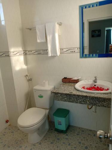 a bathroom with a toilet and a sink at Minh Nhi Hotel in La Gi