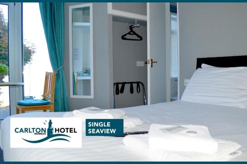 Postel nebo postele na pokoji v ubytování The Mumbles Carlton Hotel