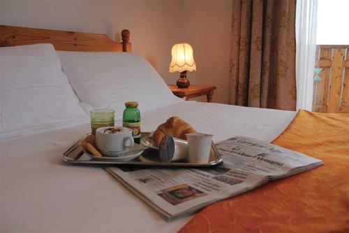 Una cama o camas en una habitación de Albergo Croce d'Aune