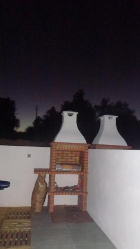 two large vases sitting on top of a wall at Casa Férias Melides in Melides