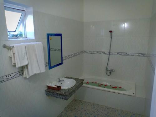 Phòng tắm tại Minh Nhi Hotel