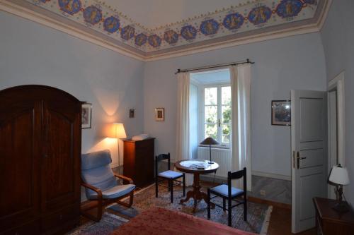 ヴォルテッラにあるVilla Palagione Centro Interculturaleのリビングルーム(テーブル、椅子、窓付)
