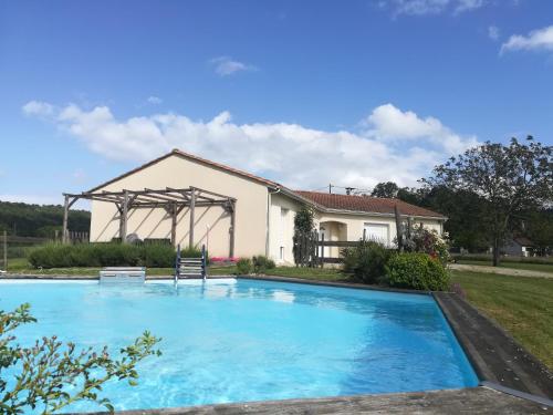 une piscine devant une maison dans l'établissement Villa La Guionie Montignac Lascaux, à Montignac