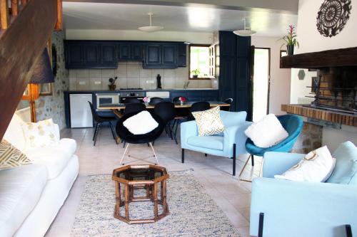 Il comprend un salon doté d'un mobilier bleu et une cuisine. dans l'établissement Domaine des Goudis, à Bouisse